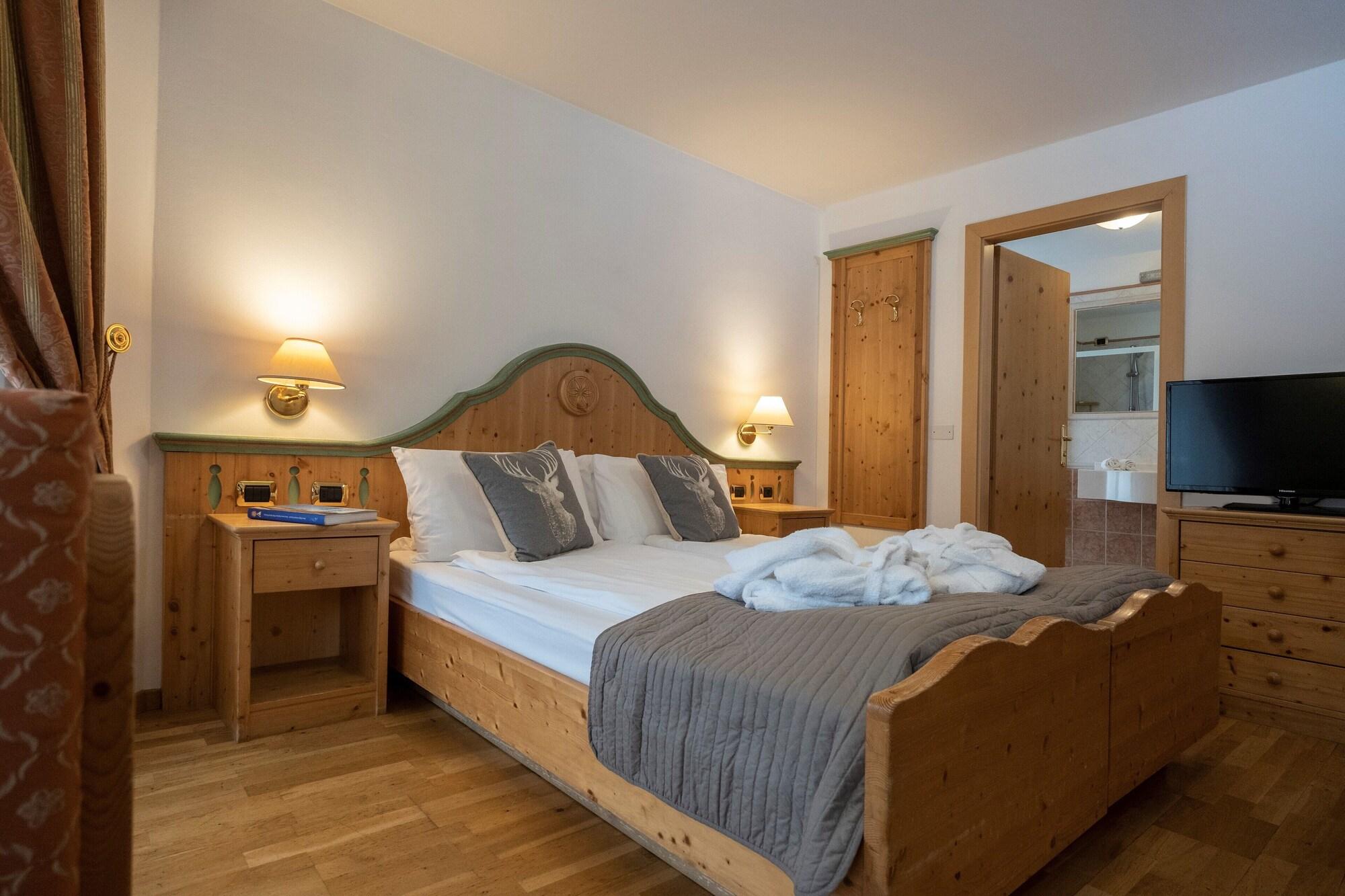 Hotel Soreghes Gran Chalet Campitello di Fassa Eksteriør bilde